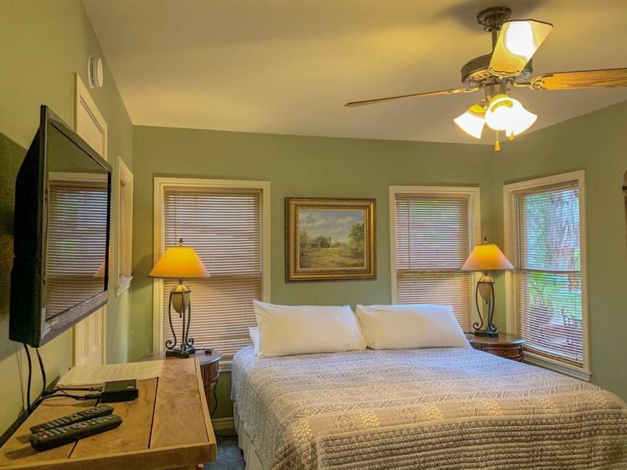 The River Haven - Sleeps 32 - On Guadalupe River Seguin Ngoại thất bức ảnh