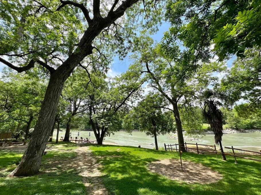 The River Haven - Sleeps 32 - On Guadalupe River Seguin Ngoại thất bức ảnh